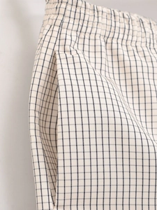 Détail du pantalon décontracté à carreaux avec taille élastique et poches latérales