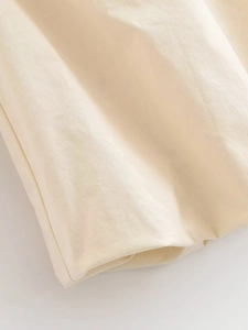 Vue macro du tissu tissé blanc crème avec des coutures de haute qualité sur l'ourlet