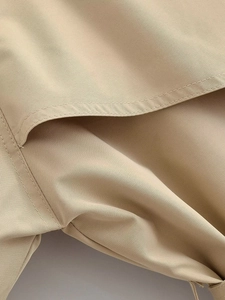 Λεπτομέρεια από χακί twill ύφασμα με διπλή ραφή ακριβείας σε μια μοντέρνα καμπαρντίνα