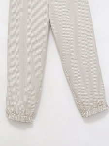 Gros plan détaillé du pantalon en nylon à carreaux avec chevilles élastiquées