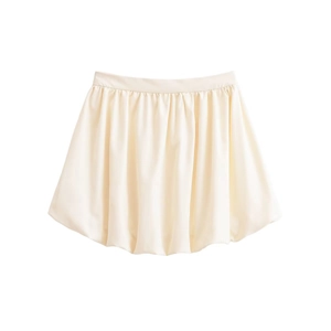 Détail d'une mini-jupe en satin blanc crème avec taille plissée et silhouette trapèze