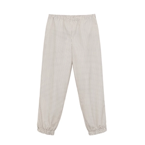 Détail du pantalon à carreaux noir et blanc avec taille élastique et chevilles serrées