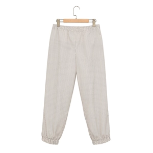 Détail du pantalon de jogging à carreaux noir et blanc avec taille et chevilles élastiques