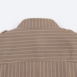Dettaglio posteriore del blazer slim fit a righe kaki con texture delle cuciture rifinite