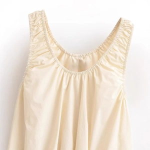 Haut beige sans manches à col rond avec des plis élégants et de larges bretelles