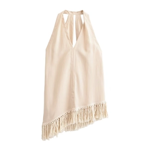 Haut licou beige chic avec col en V profond et ourlet à franges asymétriques sur fond blanc