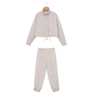 Ensemble 2 pièces pour femme avec veste à carreaux à col montant et pantalon à cordon