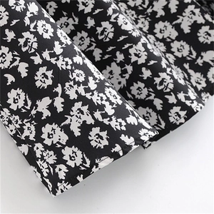 Jupe longue taille haute à imprimé floral noir et blanc avec fermeture éclair au dos