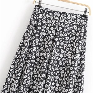 Jupe longue taille haute noire à imprimé floral blanc avec ourlet fluide élégant