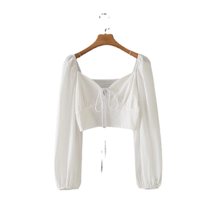Weißes Cropped Top mit langen Puffärmeln und Herzausschnitt auf Holzkleiderbügel