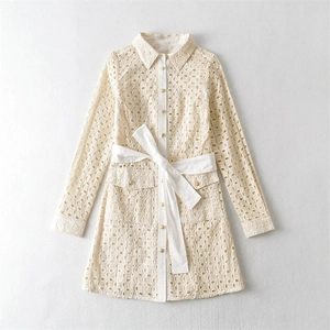 Damen Französisches Vintage Beige Langarm Kleid Mit Lochstickerei Einreihige Knöpfe Und Taillengürtel Mini Hemdkleid