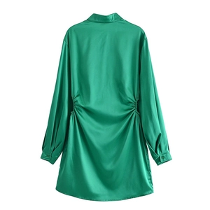Smaragdgrünes Satin-Hemdkleid mit langen Ärmeln und Falten an der Taille, Rückansicht