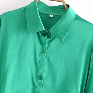 Elegante smaragdgrüne Satinbluse mit langen Ärmeln, klassischem Kragen und glänzendem Finish