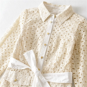 Elegantes cremefarbenes Langarmkleid mit Lochstickerei, Taillenband und Goldknöpfen