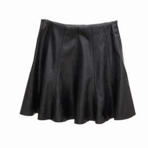 Detailansicht des schwarzen PU-Leder-Minifaltenrocks mit hoher Taille und A-Linie