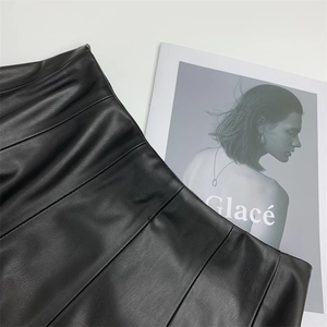 Eleganter schwarzer Minirock aus Kunstleder mit hoher Taille und feinen Ziernähten