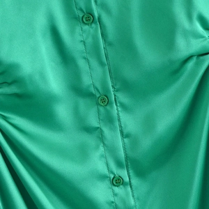 Grünes Satin-Hemdkleid mit langen Ärmeln, seidigem Stoff und eleganten Knopfdetails