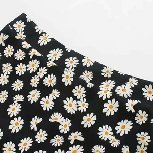 Damen Midirock mit hoher Taille und weißem Gänseblümchen-Print auf schwarzem Stoff