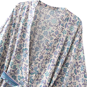 Robe kimono courte à col en V avec imprimé floral bohème et détails de pompons
