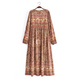 Robe longue bohème rouge brique à fleurs avec manches longues et liens à glands