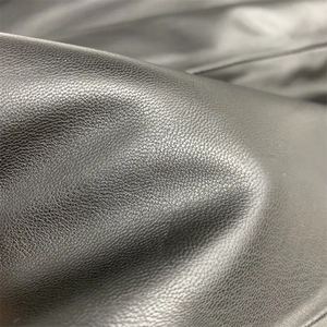 Detailaufnahme von schwarzem Kunstleder-Material mit feiner Lychee-Narbung der Textur