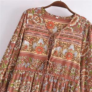 Robe longue bohème à fleurs avec col en V à glands et motifs de chevaux ethniques