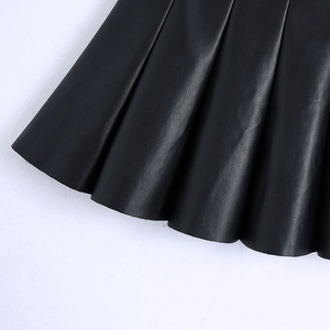 Schwarzer Minirock mit hoher Taille aus Kunstleder mit Falten und strukturierter Oberfläche