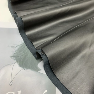 Damen schwarzer Faltenminirock aus Kunstleder mit hoher Taille und matter Textur für Herbst