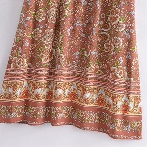 Détail de l'ourlet de robe bohème avec imprimé floral et motif de cheval blanc