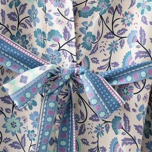 Robe bohème avec imprimés floraux bleus et violets et détail de lien à nouer