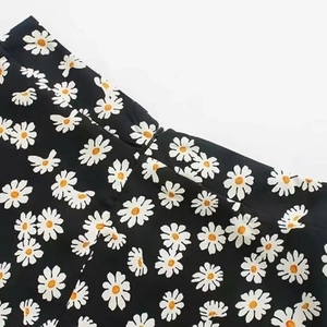 Detailaufnahme der Taillennaht und des verdeckten Reißverschlusses am Rock mit Gänseblümchen