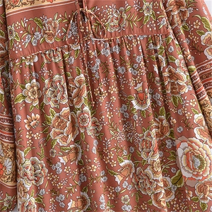 Robe longue bohème à fleurs avec glands au col V et manches longues en ton brun-rouge