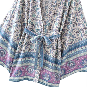 Robe kimono bohème à col en V rose et bleu avec ourlet à glands et ceinture à nouer