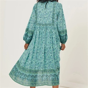 Vue arrière d'une robe bohème à col en V avec motifs fleuris et longues manches lanternes