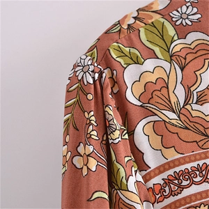 Détail de l'imprimé floral vintage et de l'épaule plissée d'une robe longue bohème