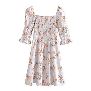 Robe à imprimé floral avec col carré, manches bouffantes et buste froncé extensible