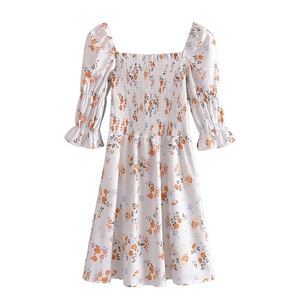 Robe courte vintage à fleurs avec col carré et manches bouffantes pour un style classique