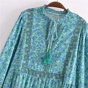 Robe midi fleurie bohème avec col en V, cordons à glands et col à volants délicat
