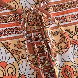 Robe longue bohème en rayonne à imprimé floral avec col rond et liens à glands