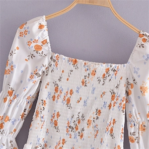 Robe vintage à imprimé fleuri, col carré, manches bouffantes et corsage smocké