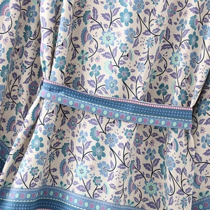 Détail d'imprimé floral vintage sur robe d'été en coton avec ceinture assortie