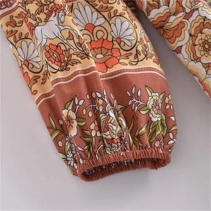 Détail des manches à imprimé floral bohème avec poignets élastiques sur robe longue