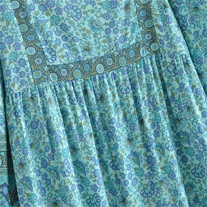 Détail de la robe bohème à imprimé fleuri avec texture plissée et bordure décorative