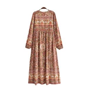 Robe longue bohème à fleurs, manches longues, cordon à la taille et détails de glands