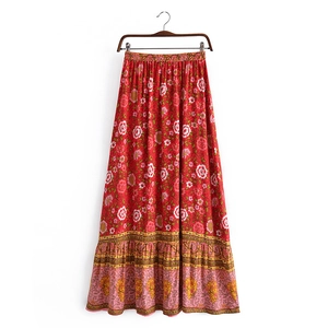 Dettaglio della gonna lunga rossa con stampe floreali boho e motivi etnici di elefanti