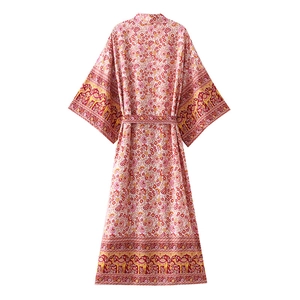Dettaglio dell'abito maxi boho floreale con bordi a motivo cammello e maniche a kimono
