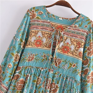 Haut bohème à manches longues avec imprimé floral, col en V et motifs géométriques ethniques