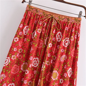 Gonna lunga in cotone a fiori con vita elastica con nappine e orlo ampio