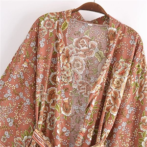 Dettaglio del tessuto kimono in rayon floreale con etichetta bianca taglia S