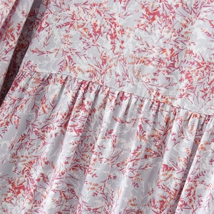 Abito lungo floreale in cotone azzurro con dettagli a pieghe e accenti di nappe